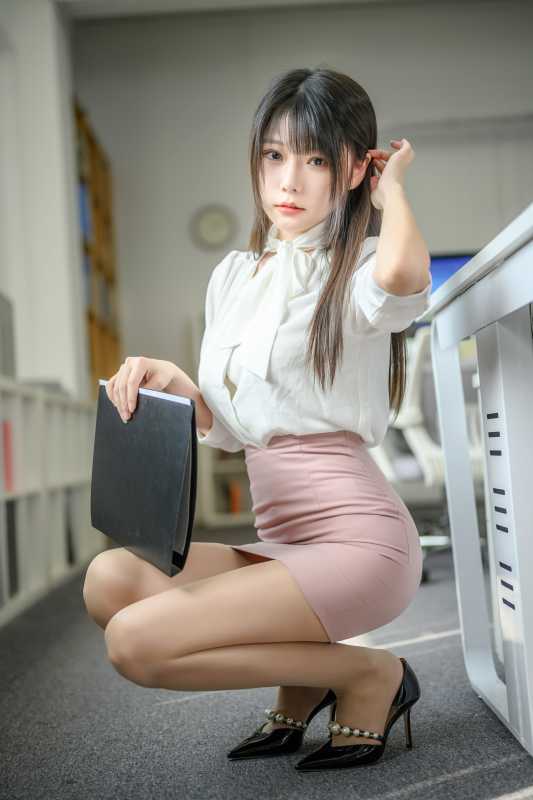 香草喵露露 NO.055 忙露的职场 粉白裙子[40P+1V/1.32G]