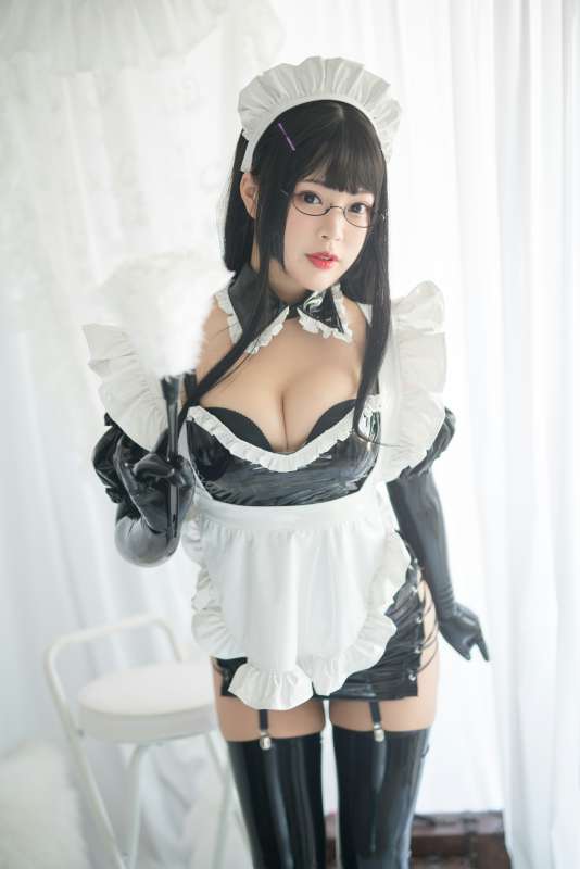 白烨 傲娇女仆长 [63P+18V/815M]
