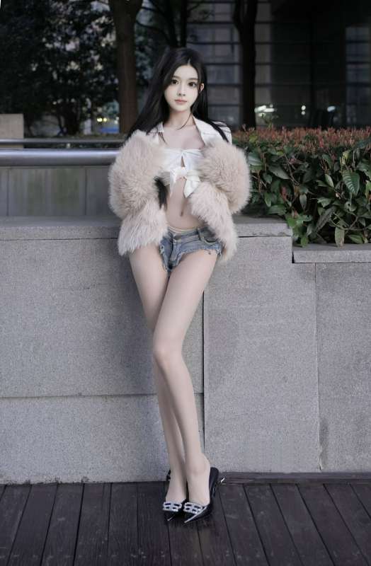 颜值身材极品的秀人网极品嫩模 龙雪儿 与摄影师的私拍 [95P+1V/1.36G]