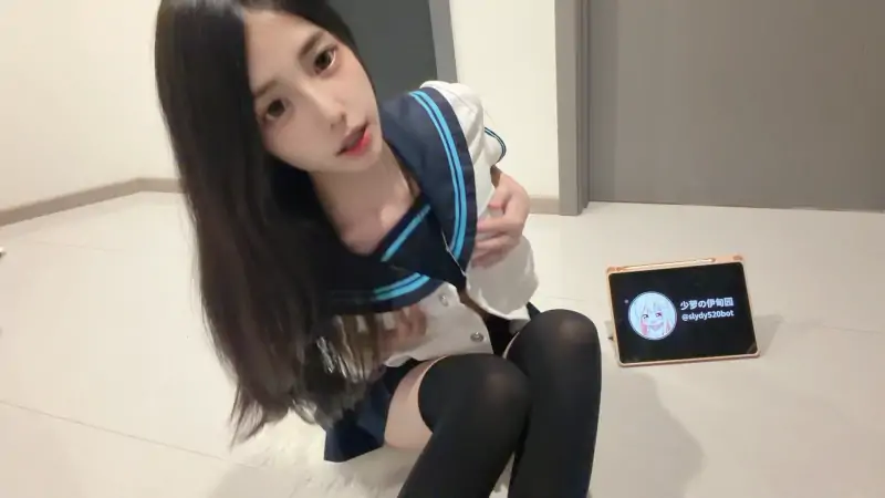神颜白瘦女神【恩恩】高价定制，JK黑丝美脚玉足 吐舌阿黑颜 [1V/490M]