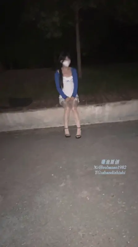 【珊迪】9.20号 户外露出 第二期 碎花裙开裆肉丝 [1V/627M]
