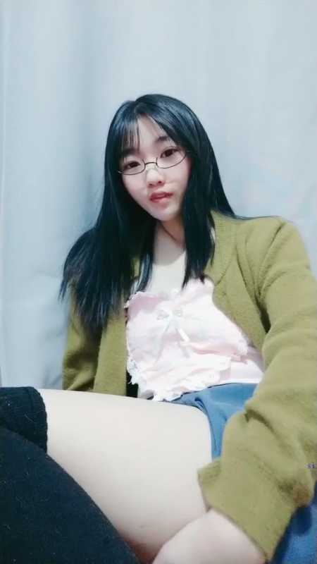 超可爱眼镜双马尾萌妹 温嘤嘤 [4V/2.21G]