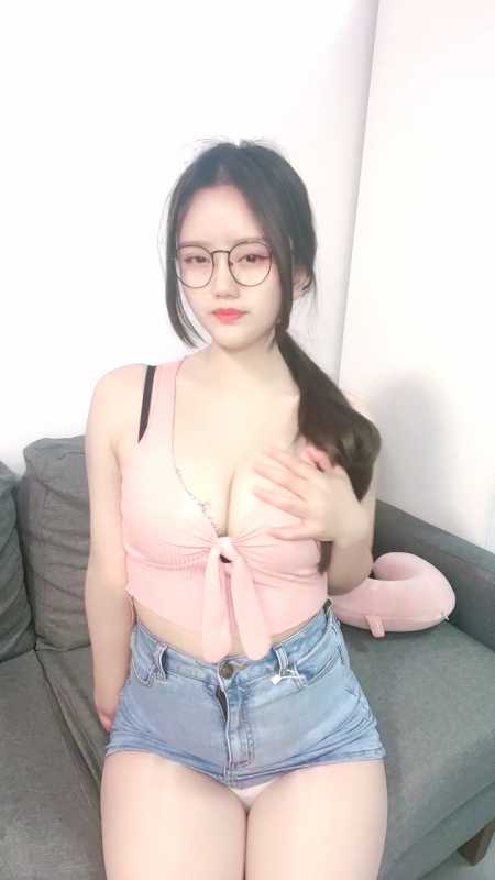 超漂亮的眼镜极品性感小姐姐牛仔肉丝短裙 [1V/872M]