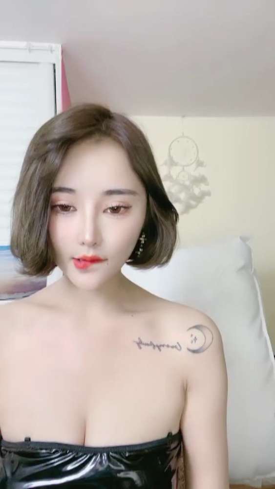 绝色筷子腿美女主播 短发屁 [1V/2.28G]