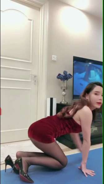 高颜值网红艾小青最新尺度私拍 [2V/613M]