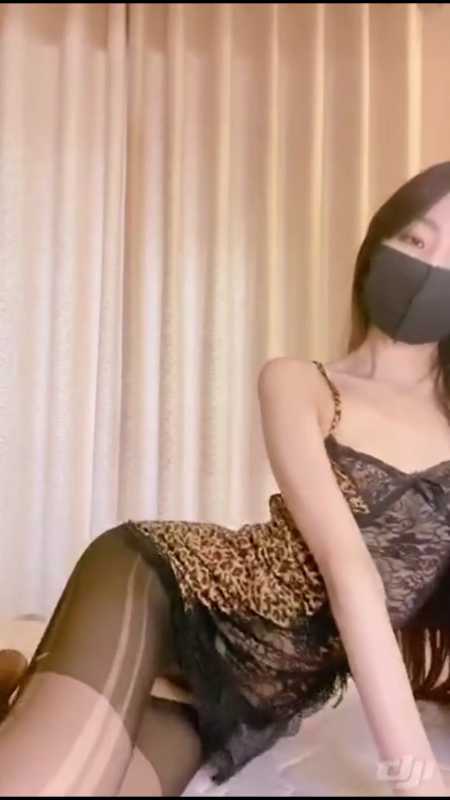 极品御姐女神 八月未央 露脸豹纹制服黑丝 [2V/1.82G]