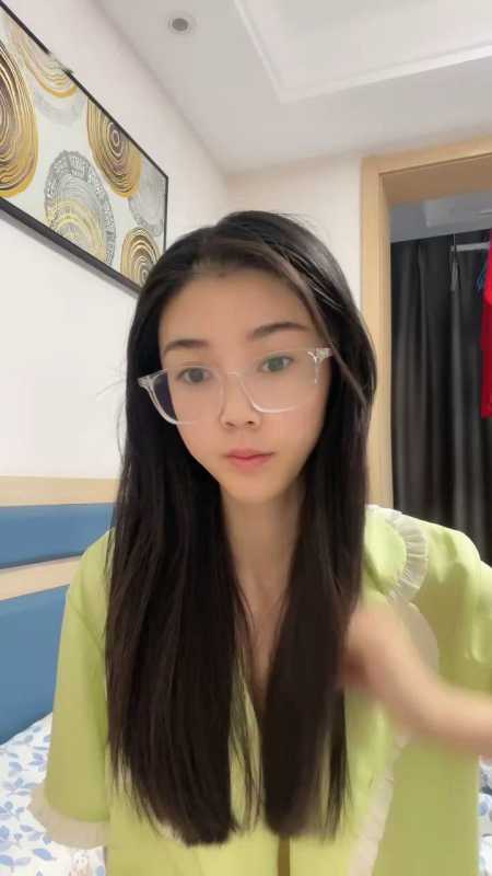 第二眼看上去就被深深吸引的颜值女神 模特小心心 [4V/2.62G]