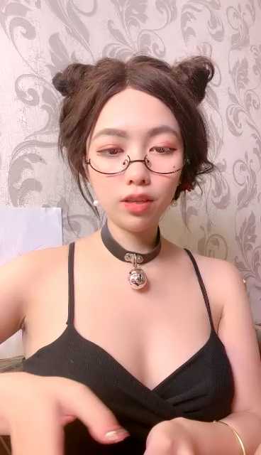 人气蜜桃臀女神主播 轻轻河边草 [4V/3.25G]
