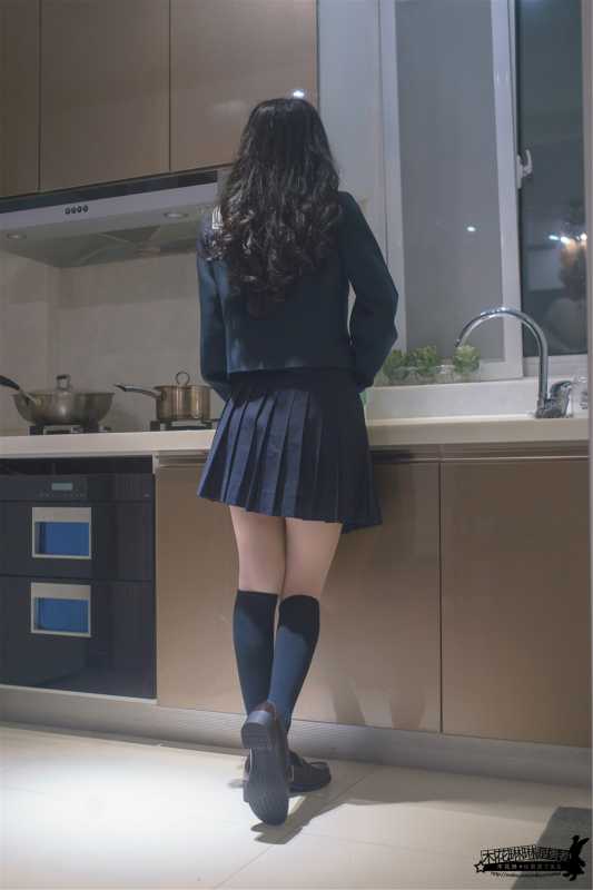 木花琳琳是勇者 - 厨娘JK制服与长筒袜 [16P+2V/264MB]