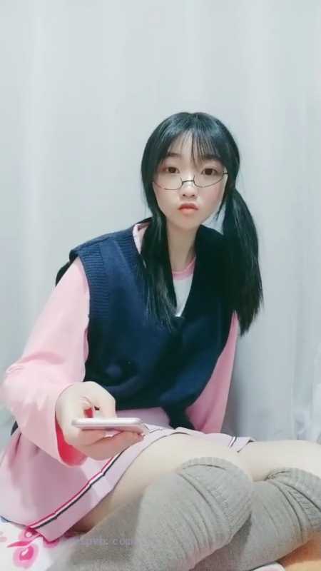眼镜双马尾萌妹子 温嘤嘤 14小时合集 [8V/6.96G]