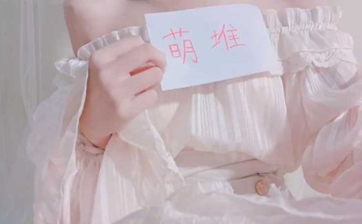 萌面学妹 白色百褶裙+血滴子 [2V/104M]
